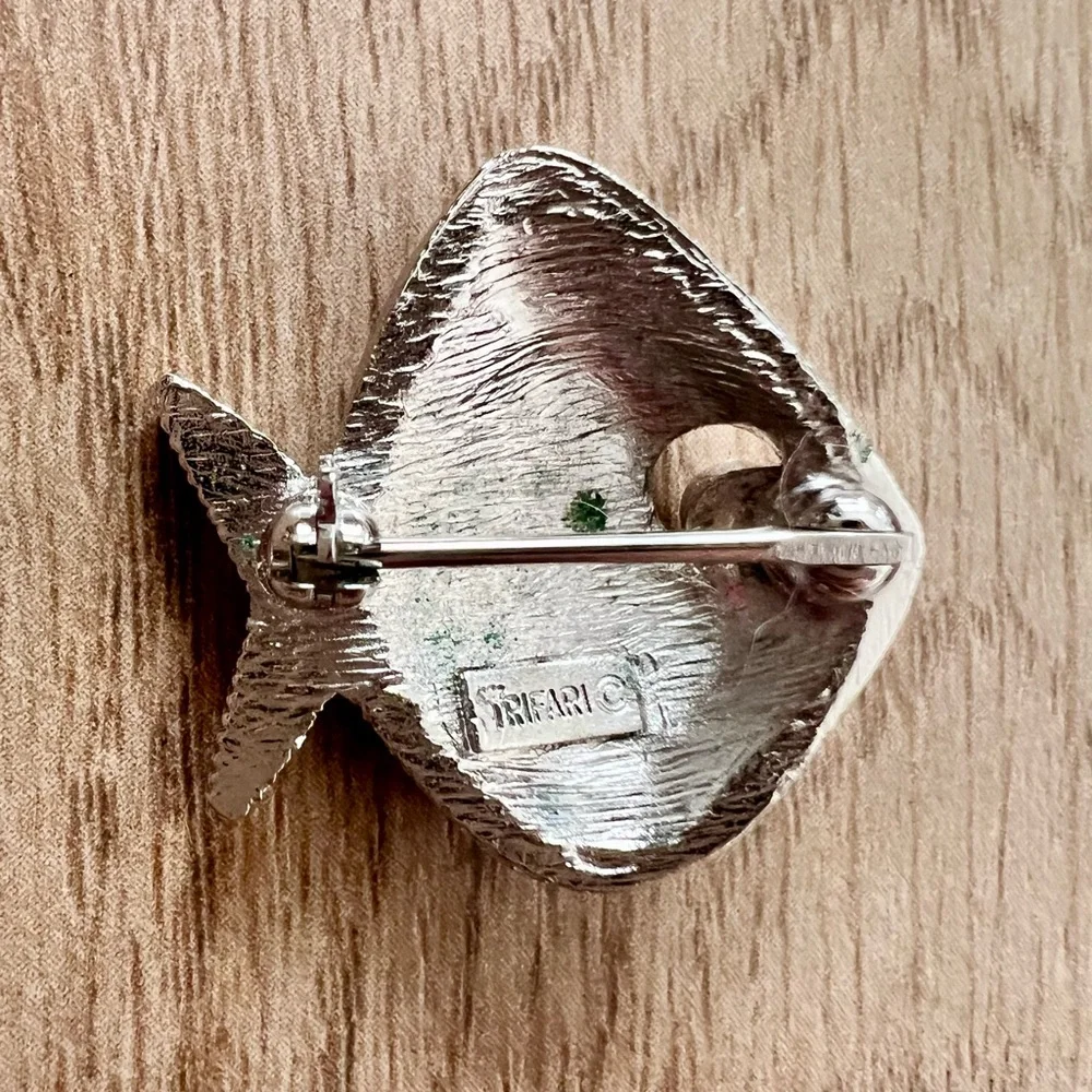 Vintage Estate Crown‎ Trifari Silver Tone Brushed Cute Fish Brooch Pin Mint